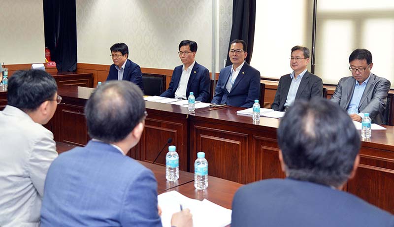 17일 서울 종로구 정부서울청사에서 최저임금 관련 T
