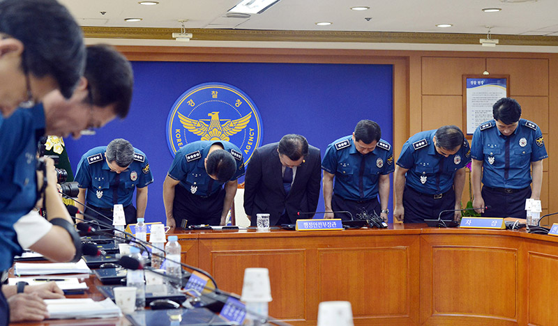김부겸(오른쪽 네번째) 행정안전부 장관이 13일 서울 서대문구 경찰청에서 열린 전국 지휘부 화상회의를 주재, 이철성(오른쪽 다섯번째) 경찰청장, 강인철(오른쪽) 중앙경찰학교장을 비롯한 지휘부들과 대국민 사과를 하고 있다.