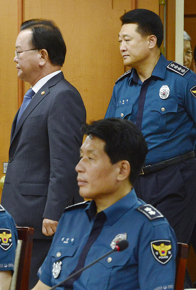 김부겸 행정안전부 장관이 13일 서울 서대문구 경찰청에서 열린 전국 지휘부 화상회의를 주재하기 위해 이철성 경찰청장과 입장하고 있다. 앞줄은 강인철 중앙경찰청장.
