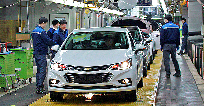 한국지엠㈜ 군산공장의 준중형 세단인 올 뉴 크루즈(All New Cruze) 양산 공정 모습. (자료사진)