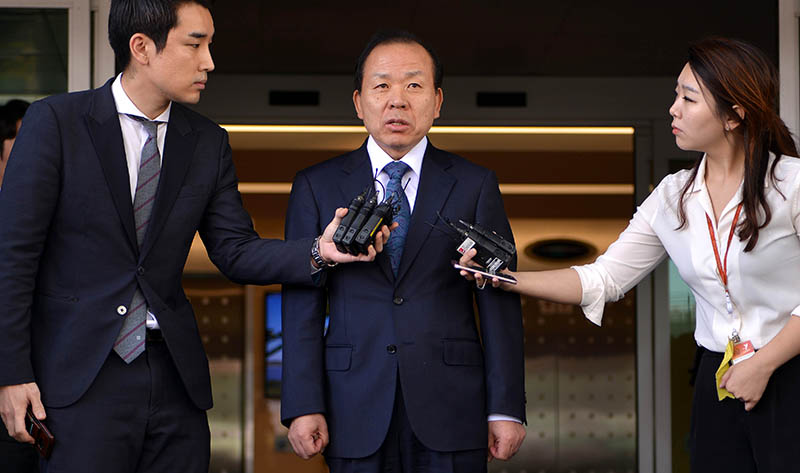 국회 임명동의안 부결로 헌법재판소장에서 낙마한 김이수 헌재소장 권한대행이 16일 오후 리투아니아에서 열린 세계헌법재판회의 4차 총회 일정을 마친후 인천국제공항을 통해 귀국하며 취재진의 질문에 답변하고 있다.