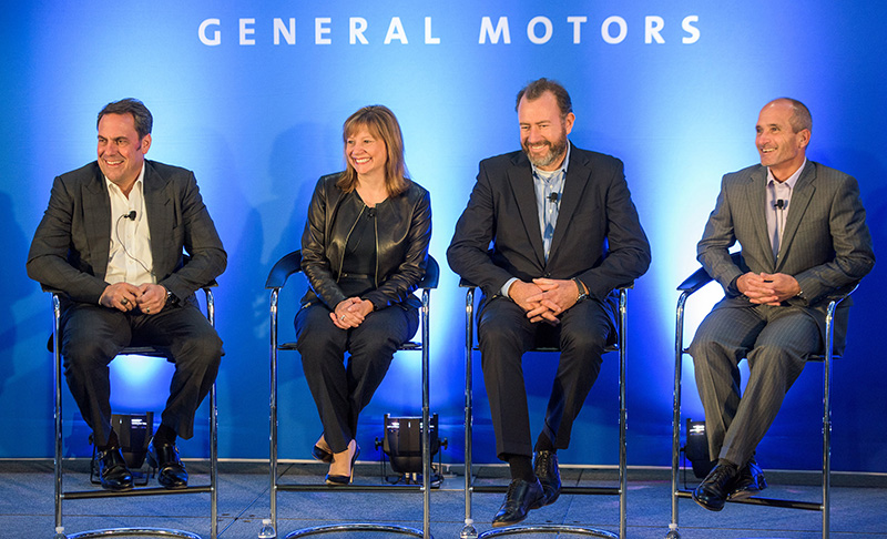 GM 메리 바라(Mary Barra, 좌측 두번째) CEO와 GM 고위 리더십이 주주들을 대상으로 GM의 미래 기술 정책에 대해 설명하고 있는 장면.2015.10.11.