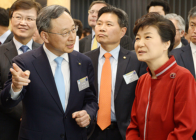 박근혜 전 대통령이 2015년 3월 30일 오후 경기 성남시 판교 공공지원센터에서 열린 경기창조경제혁신센터 출범식에 참석해 황창규 KT 회장과 이야기를 나누고 있다.