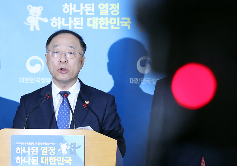 홍남기 국무조정실장이 지난해 12월 28일 오전 서울 종로구 정부서울청사에서 '가상통화 관련 관계차관회의' 결과를 브리핑하고 있다.