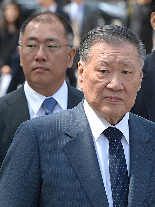 정몽구 현대자동차그룹 회장. 왼쪽 뒤편은 그의 장남 정의선 부회장이다.