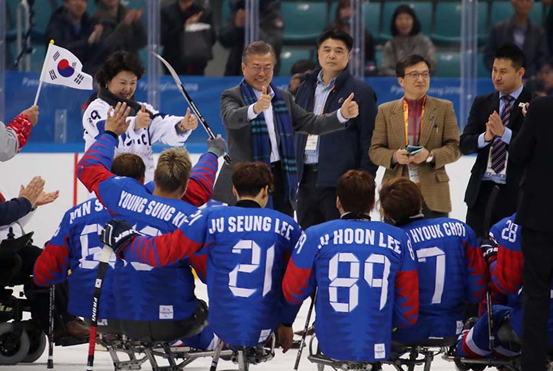 문재인 대통령과 부인 김정숙 여사가 17일 강원도 강릉하키센터에서 열린 2018평창동계패럴림픽 아이스하키 대표팀의 승리를 축하하고 있다.