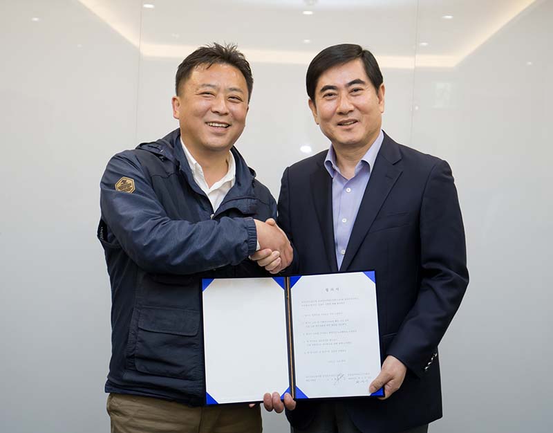 17일 서울 가든호텔에서 삼성전자서비스지회 나두식 지회장(왼쪽)과 삼성전자서비스 최우수 대표이사(오른쪽)가 협력업체 직원 직접 고용 합의서에 서명했다.