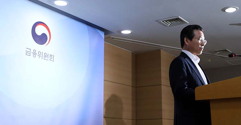 김용범 증권선물위원장이 12일 오후 서울 세종로 정부서울청사 브리핑룸에서 삼성바이오로직스 관련 증권선물위원회 긴급 브리핑을 하고 있다.