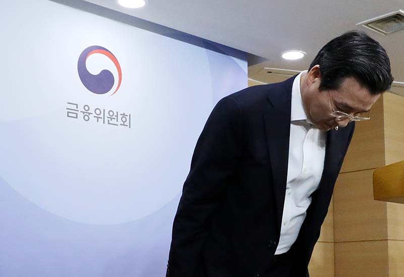 김용범 증권선물위원장이 12일 오후 서울 세종로 정부서울청사 브리핑룸에서 삼성바이오로직스 관련 증권선물위원회 긴급 브리핑을 마치고 인사를 하고 있다.