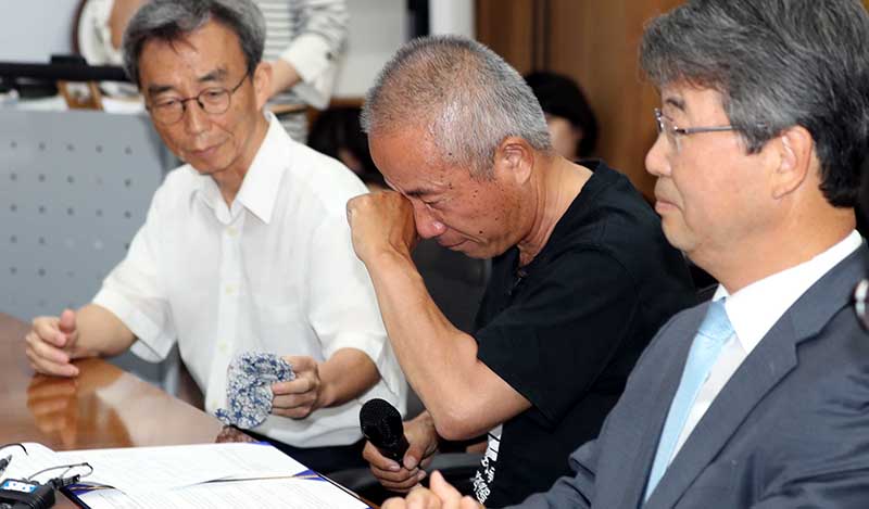 24일 오전 서울 서대문구 법무법인 지평에서 열린 '삼성전자-반올림-조정위 중재합의서 서명식'에서 고 황유미 씨 아버지 반올림 황상기(왼쪽 두 번째) 대표가 인사말 중 중 눈물을 흘리고 있다. 2018.07.22.