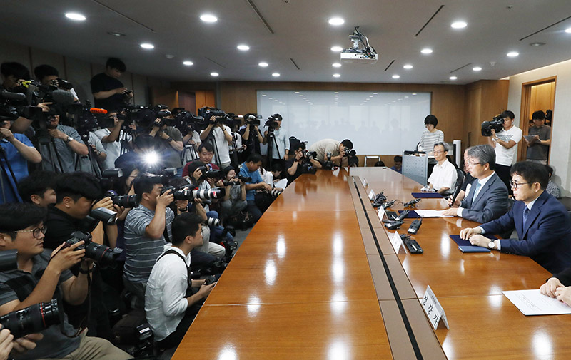 24일 오전 서울 서대문구 법무법인 지평에서 열린 '삼성전자-반올림-조정위 중재 합의서 서명식'에서 김지형 조정위원장이 모두 발언을 하고 있다,오른쪽 부터 김선식 삼성전자 전무, 김 조정위원장. 2018.07.24.