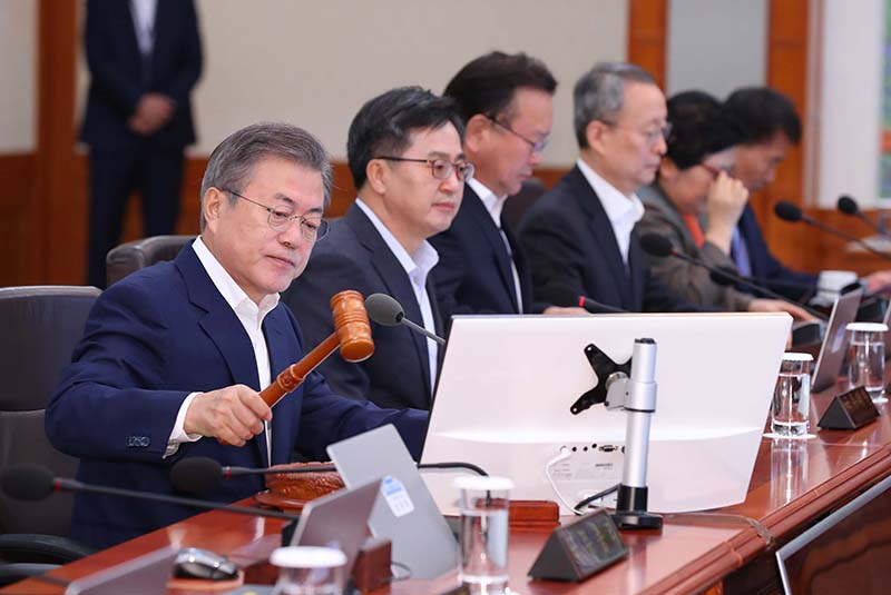 문재인 대통령이 지난 11일 청와대 본관에서 열린 국무회의를 주재하고 있다.
