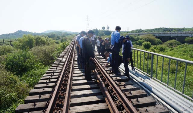 남북 철도 공동 점검단이 지난 7월 24일 경의선 철도의 북측 연결구간 중 사천강 철도 교량을 점검하고 있다.