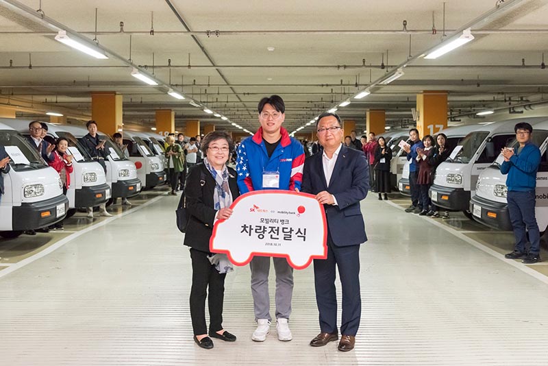SK네트웍스가 사회적 가치 창출을 위한 사업모델인 ‘모빌리티 뱅크’ 공모전을 통해 선정된 기업들에 차량을 전달하기 위한 ‘모빌리티 뱅크 발대식’을 가졌다고 12일 밝혔다. 사진은 11일 인천 송도컨벤시아에서 개최된 ‘모빌리티 뱅크’ 발대식 모습. (왼쪽부터) 오인숙 한국자활기업협회장, 배대호 토이픽스 대표, 최태웅 SK네트웍스 Mobility 부문장