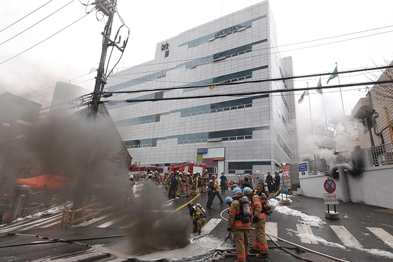24일 오후 서울 서대문구 충정로 3가 KT 건물지하 통신구에서 화재가 발생해 서울 시내 곳곳의 상점의 카드 결제기가 작동하지 않고 있다. KT건물 지하통신구 화재로 인해 서울도심 곳곳에 통신장애가 발생하고 있다. 2018.11.24.