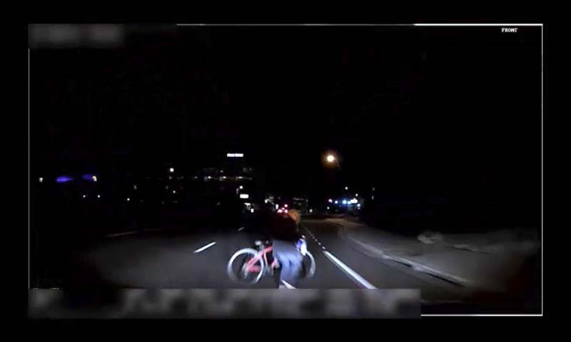 우버(Uber)사의 자율주행차가 보행자를 치기 직전 카메라에 잡힌 모습