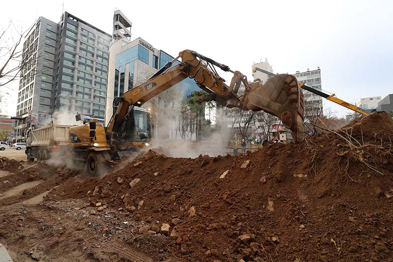 굴삭기가 공사 현장에서 작업중인 모습(자료사진)