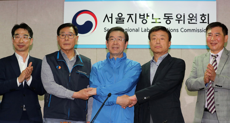 서울시버스사업조합과 서울시버스노동조합의 2차 노동쟁의조정 회의에서 합의안이 도출된 15일 오전 서울 영등포구 서울지방노동위원회에서 서종수(왼쪽 두 번째부터) 서울시버스노동조합 위원장, 박원순 서울시장, 피정권 서울버스운송사업조합 이사장이 기념촬영을 하고 있다.