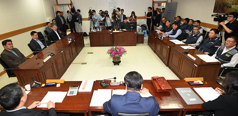 14일 오후 경기 수원시 장안구 율전동 경기지방노동위원회에서 사측인 버스운송사업조합과 버스노조가 2차 조정 회의를 열고 막판 협상을 벌이고 있다.