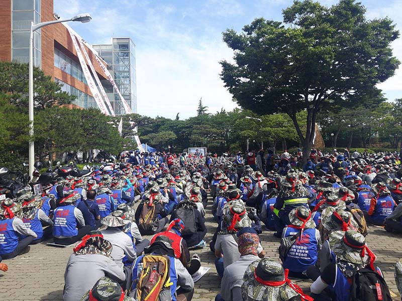 28일 오전, 현대중공업 임시주주총회가 예정된 울산 한마음회관 앞에 전면파업에 돌입한 현대중공업 노동자들이 집결해 있다.