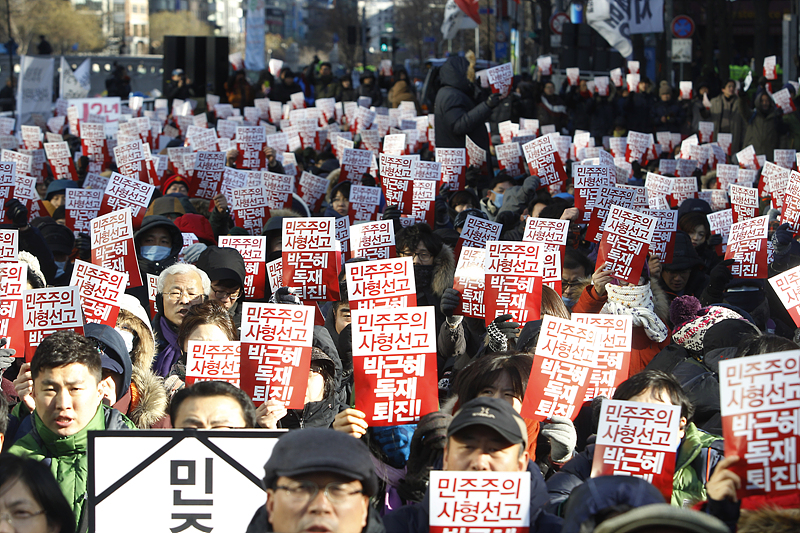 정당해산 주도한 정부 퇴진 촉구하는 시민들