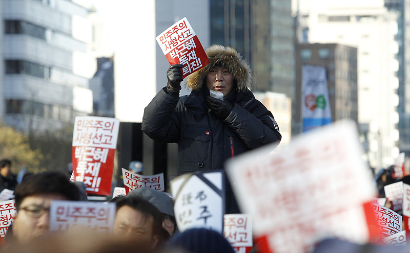 민주주의 사형 선고한 박근혜 정권 퇴진 촉구하는 시민들