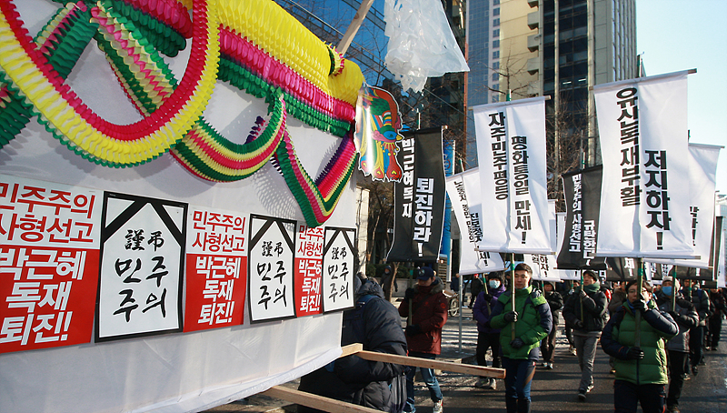 민주주의 죽음 상여와 만장 들고 행진하는 시민들