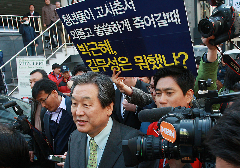 청년연대와 관악구 거주 청년학생들이 23일 서울 관악구 신림동 청년 1인 가구 고시촌을 방문한 김무성 새누리당 대표를 향해 청년 정책 실패에 대한 사과와 대책 마련을 촉구하는 피켓을 들고 항의하고 있다.