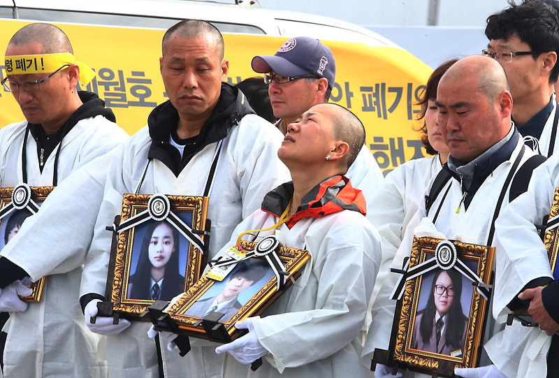 4일 경기도 안산시 화랑유원지에 마련된 세월호 참사 합동 분향소에서 유가족들이 세월호 특별법 시행령 폐기와 온전한 선체 인양을 촉구를 위한 도보 행진을 하기 전 기자회견을 하고 있다.