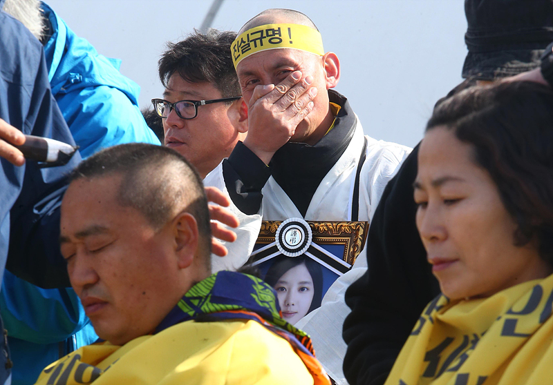 4일 경기도 안산시 화랑유원지에 마련된 세월호 참사 합동 분향소에서 유가족들이 세월호 특별법 시행령 폐기와 온전한 선체 인양을 촉구를 위한 도보 행진을 하기 전 삭발을 하고 있다.