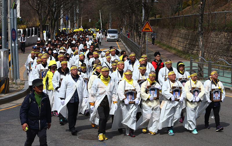 4일 경기도 안산시 화랑유원지에 마련된 세월호 참사 합동 분향소에서 광화문 농성장까지 유가족들이 세월호 특별법 시행령 폐기와 온전한 선체 인양을 촉구를 위한 도보 행진을 하고 있다.