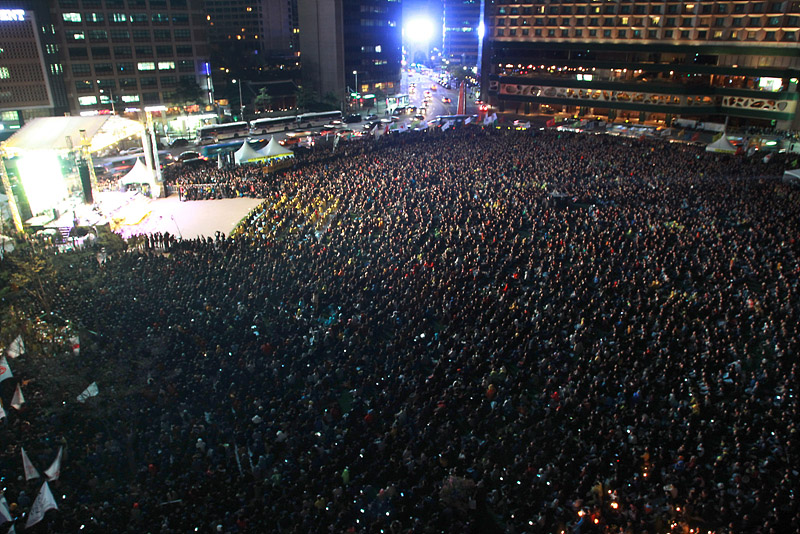 세월호 참사 1주기인 16일 서울광장에서 열린 '4.16약속의 밤' 추모제에 시민들이 광장을 가득메우고 있다.