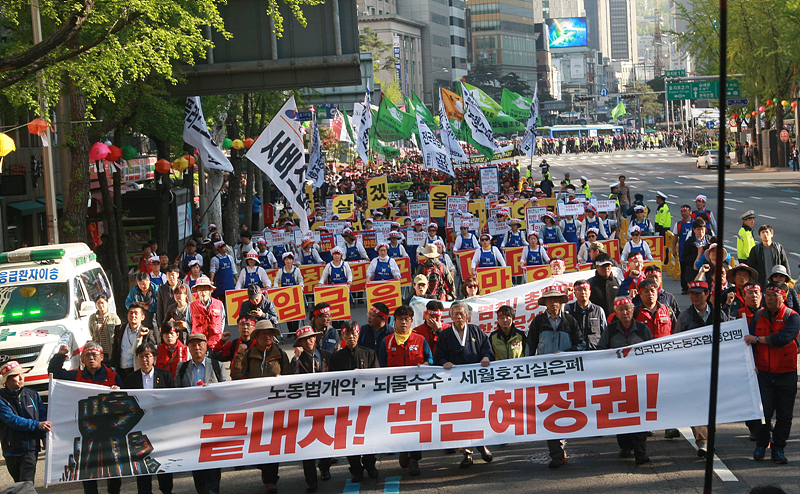 24일 서울광장에서 민주노총 총파업 결의대회를 마친 조합원들이 을지로 방향으로 도로행진을 하고 있다.