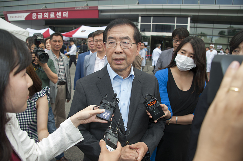 박원순 서울시장이 15일 서울시 메르스 안심병원으로 지정된 서울 고대구로병원을 찾아 현장점검을 마치고 기자들 질문에 답변하고 있다.