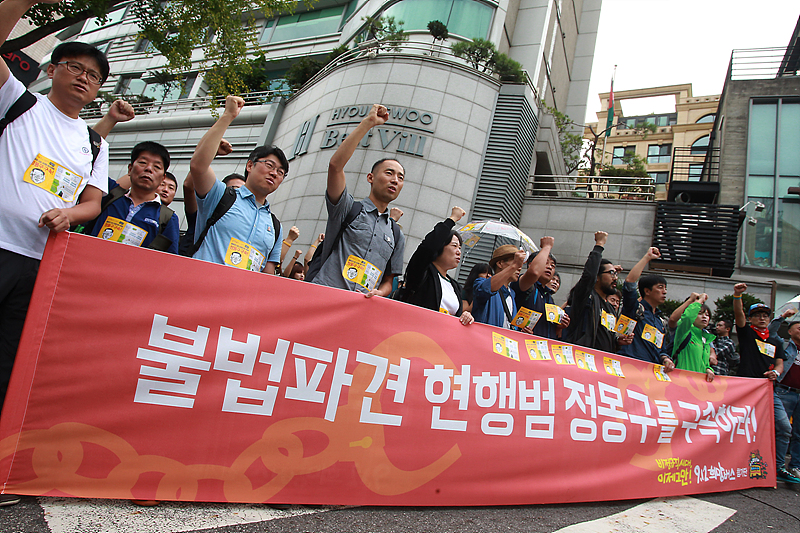 희망버스 참가자들이 12일 출발지인 서울 용산구 한남동 정몽구 현대기아차 회장 자택 인근에서 불법파견을 규탄하는 구호를 외치고 있다.