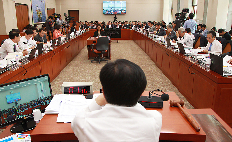21일 서울 여의도 국회 산업통상자원외원회 전체회의실에서 열린 한국가스공사, 한국석유공사 등 에너지 공기업을 대상으로 한 국정감사가 진행되고 있다.