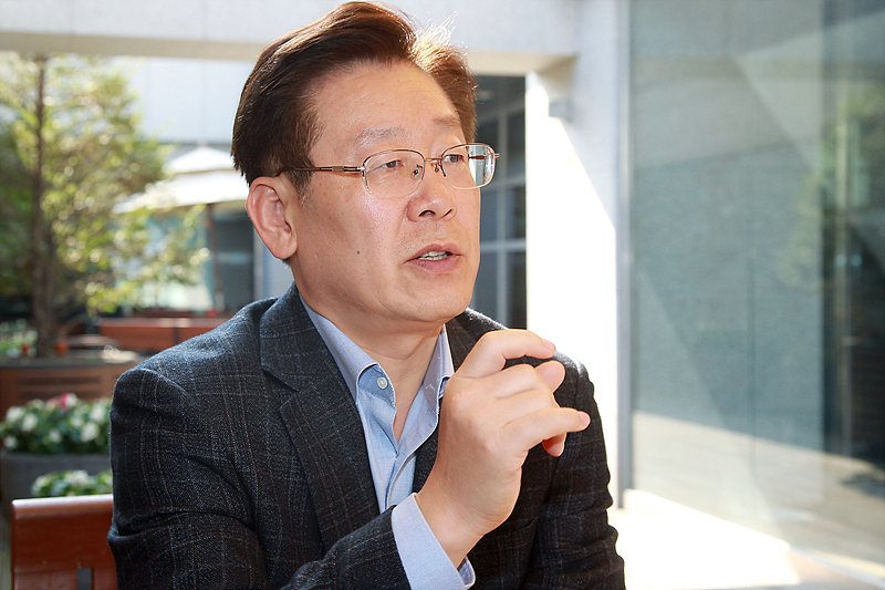 이재명 성남시장이 서울 여의도 국회에서 민중의 소리와 인터뷰하고 있다.