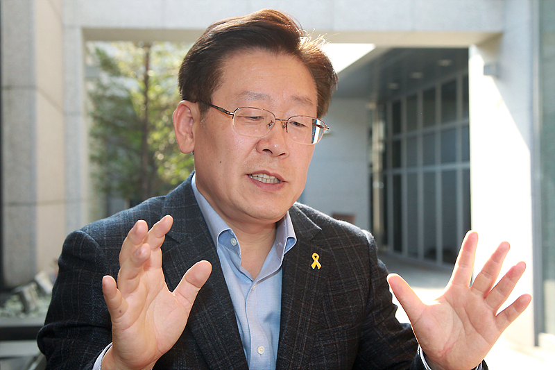 서울 여의도 국회에서 인터뷰 하는 이재명 성남시장