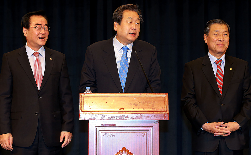 김무성 새누리당 대표가 28일 서울 여의도 국회 헌정기념관에서 당 중앙위원회 새누리포럼이 주최한 '역사 바로 세우기, 올바른 역사교과서 왜 필요한가' 토론회에서 인사말을 하고 있다. 왼쪽부터 김태원 중앙위 의장, 김 대표, 황진하 사무총장.