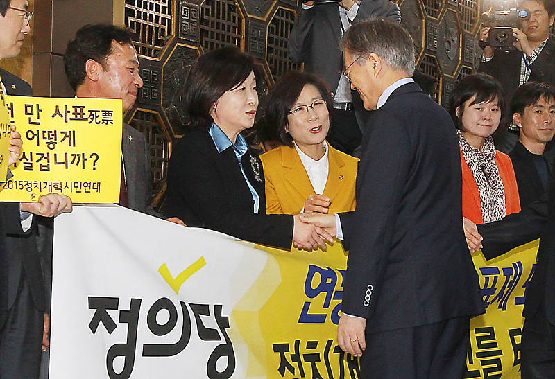 2012년 당시 새정치민주연합 대표였던 문재인 대통령이 연동형 비례대표를 촉구하는 심상정 당시 정의당 대표와 인사를 나누고 있다. 자료사진
