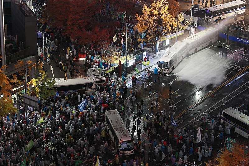 민중총궐기가 열린 14일 저녁 서울 중구 광화문 사거리 앞에서 경찰의 차벽을 끌어내 곳을 이용해 시민들이 광화문 광장으로 이동하고 있다.
