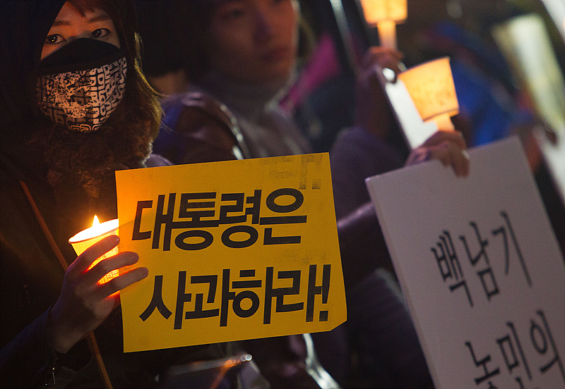 15일 오후 서울 종로구 연지동 서울대학교병원 앞에서 지난 14일 민중총궐기대회에 참석해 최루액이 섞인 경찰의 물대포를 맞아 쓰러져 뇌진탕으로 의식을 잃고 서울대병원에서 뇌수술을 받은 백남기 농민의 빠른 쾌유를 바라는 시민들이 촛불문화제를 열고 있다.<br