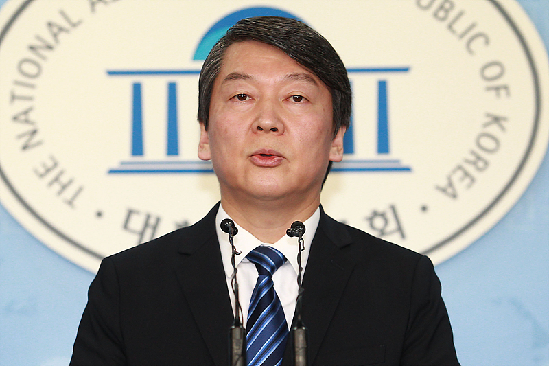 안철수 새정치민주연합 의원이 6일 오전 서울 여의도 국회 정론관에서 자신이 요구한 혁신전당대회를 제외하고 10대 혁신안만을 받아들이기로한 문재인 대표의 입장과 관련해 기자회견을 하고 있다.
