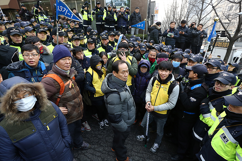 장그래운동본부에서 주최한 희망버스 연대 한마당 참가자들이 26일 서울 용산구 한남동 정몽구 현대.기아차 회장 자택으로 이동하려고 하자 경찰이 가로막은채 밀어내고 있다.
