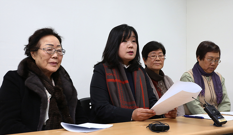 한국정신대문제대책협의회 윤미향 상임대표가 28일 서울 마포구 정대협 사무실에서 한일외교장관 회담 합의와 관련해 기자회견을 하고 있다.