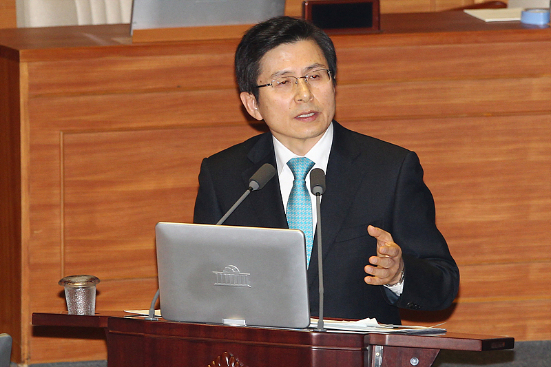 황교안 국무총리가 18일 서울 여의도 국회 본회의장에서 열린 대정부질문에 출석해 의원들 질의에 답변하고 있다.