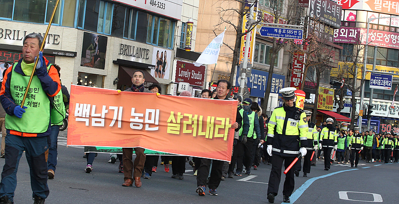 시민과 농민들이 백남기 농민이 경찰의 물대포를 맞고 의식을 잃은 지 100일 하루 전인 20일 ‘백남기 농민 국가폭력 100일 전야 문화제’가 열리는 대전시청 앞 소녀상광장으로 행진을 이어가고 있다.