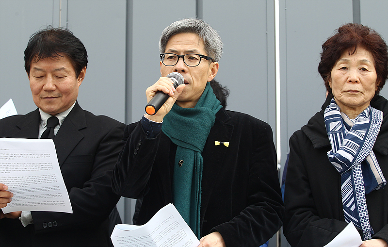 권영국 변호사가 21일 용산참사가 발생한 서울 용산구 옛 남일당 앞에서 기자회견을 열고 용산참사 당시 진압작전을 지시하고 지휘한 김석기 전 서울경찰청이 20대 총선 출마를 준비하고 있는 경북 경주시에 맞대결을 선언하며 출마를 밝히고 있다.