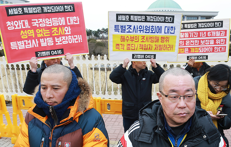 세월호 유가족 대표들이 8일 서울 여의도 국회 앞에서 기자회견을 열고 19대 국회에서 세월호 특별법 개정안과 특검 처리를 촉구하며 삭발한 채 서 있다.