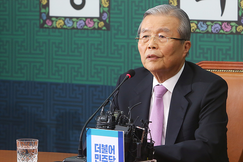 사퇴를 고민하던 김종인 더불어민주당 비대위 대표가 23일 서울 여의도 국회 당대표실에서 기자간담회를 열고 당에 남기로 했다면서 국민께 죄송하다고 발언하고 있다.
